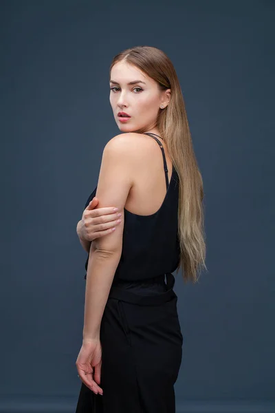 Glücklich Schöne Blonde Frau Schwarzem Kleid Studio Isoliert Auf Grauem — Stockfoto