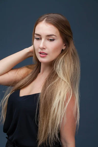 Gelukkig Mooi Blonde Vrouw Zwarte Jurk Studio Geïsoleerd Een Grijze — Stockfoto