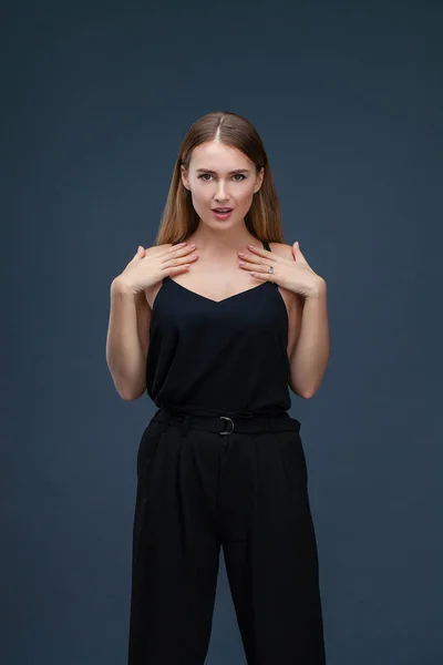 Mujer Rubia Hermosa Feliz Vestido Negro Estudio Aislado Sobre Fondo —  Fotos de Stock