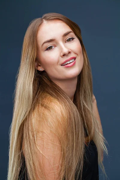 Porträtt Som Närbild Unga Vackra Glada Blond Kvinna Isolerad Blå — Stockfoto