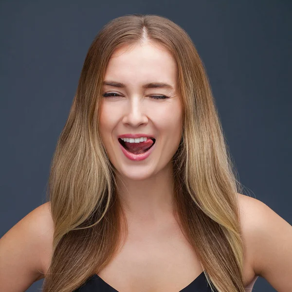 Happy Blondýna Model Portrét Krásné Mladé Ženy Šatech Izolované Šedém — Stock fotografie