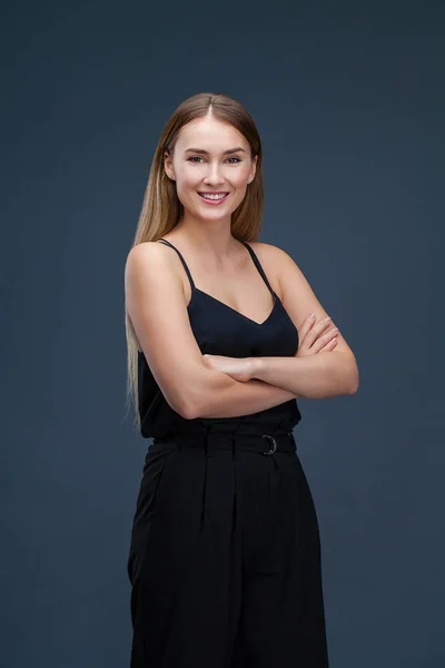 Mujer Rubia Hermosa Feliz Vestido Negro Estudio Aislado Sobre Fondo — Foto de Stock