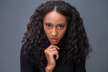 Genç güzel Afrikalı-Amerikalı kadın şık siyah elbise, atış Studio poz.