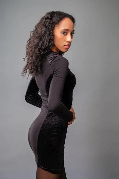 Jonge Mooie Afrikaanse Amerikaanse Vrouw Poseren Elegante Zwarte Jurk Studio — Stockfoto