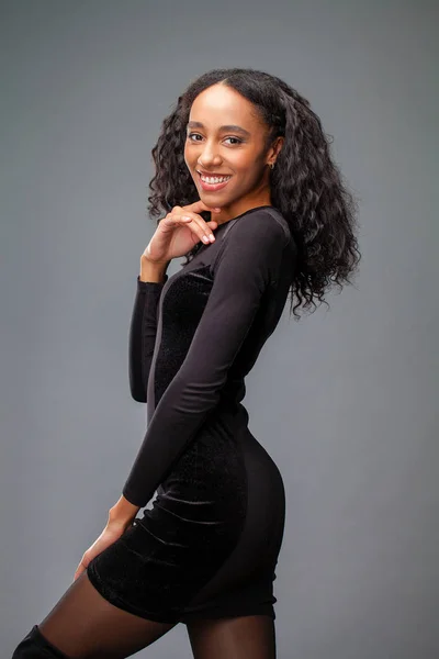Genç Güzel Afrikalı Amerikalı Kadın Şık Siyah Elbise Atış Studio — Stok fotoğraf