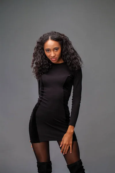 Jonge Mooie Afrikaanse Amerikaanse Vrouw Poseren Elegante Zwarte Jurk Studio — Stockfoto