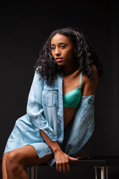 Seksi Güzel Afrikalı Amerikalı Kadın Mavi Tişört Koyu Vurdu Studio — Stok fotoğraf