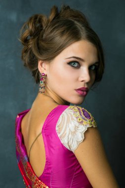 Güzel moda oryantal aksesuarları küpeli esmer kadın portre. Arap kız güzellik taşıyan. Avrupa modeli mükemmel makyaj ile