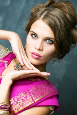 Güzel moda oryantal aksesuarları küpeli esmer kadın portre. Arap kız güzellik taşıyan. Avrupa modeli mükemmel makyaj ile