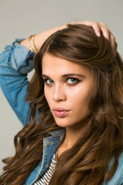 Studio kot ceketli genç esmer kadın