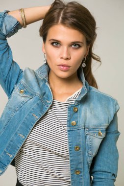 Studio kot ceketli genç esmer kadın