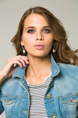 Studio kot ceketli genç esmer kadın