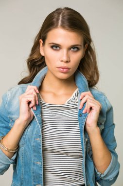 Studio kot ceketli genç esmer kadın