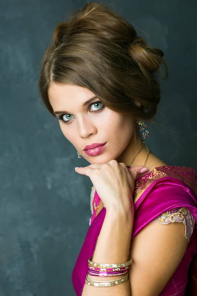 Csodálatos Divat Barna Portréja Keleti Tartozékok Fülbevaló Arab Lány Szépségápolás — Stock Fotó
