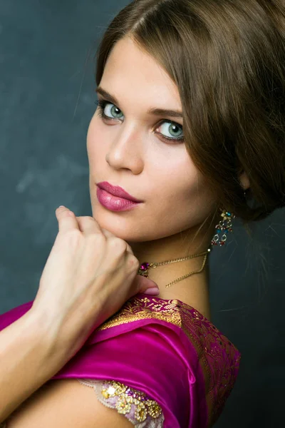 Krásné Módní Bruneta Žena Portrét Orientální Doplňky Náušnice Arabská Dívka — Stock fotografie