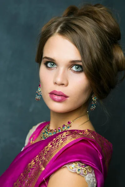 オリエンタル アクセサリー ピアスの美しいファッションのブルネットの女性の肖像画 美しさの宝石を持つアラビア語少女 完璧なメイクとヨーロッパ モデル — ストック写真