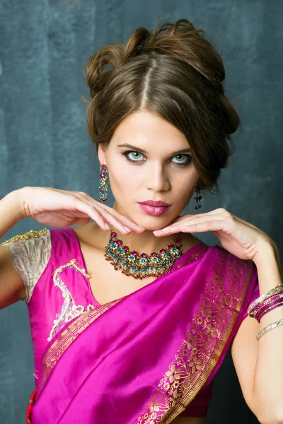 Beautiful Fashion Brunette Woman Portrait Oriental Accessories Earrings Arabic Girl — Stock Photo, Image