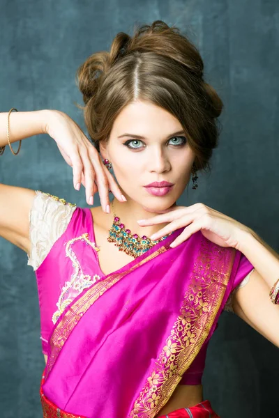 Mooie Mode Brunette Vrouw Portret Met Oosterse Accessoires Oorbellen Arabisch — Stockfoto