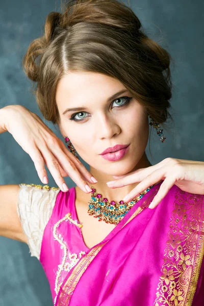 Beautiful Fashion Brunette Woman Portrait Oriental Accessories Earrings Arabic Girl — Stock Photo, Image
