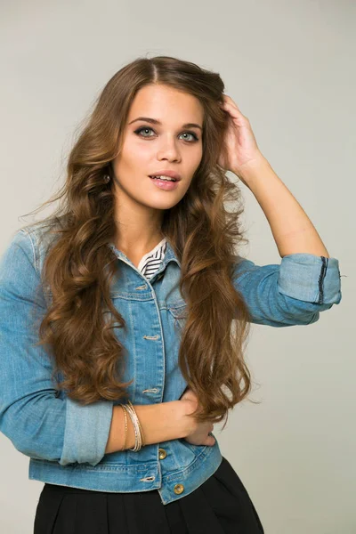 Jonge Brunette Vrouw Blue Jeans Jasje Studio — Stockfoto