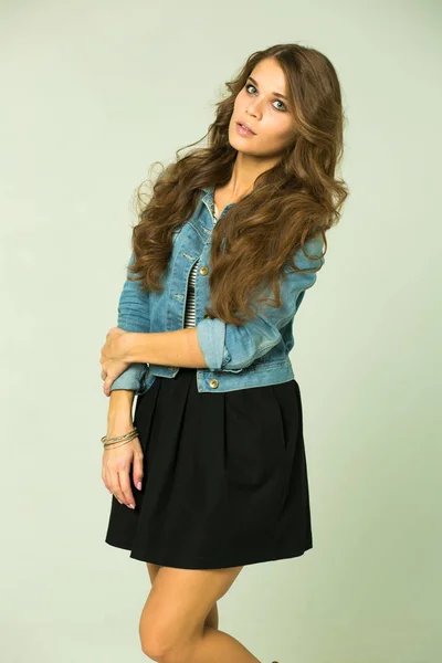 Gelukkig Jonge Brunette Vrouw Een Zwarte Rok Blue Jeans Jasje — Stockfoto