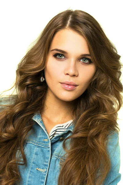 Beyaz arka plan üzerinde izole kot ceketli genç esmer kadın