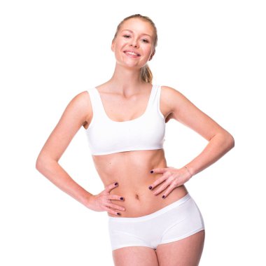 Spor giyim makyaj olmadan genç bir sarışın kadın portresi. Seksi güzel model beyaz fitness giyim, beyaz arka plan üzerinde izole