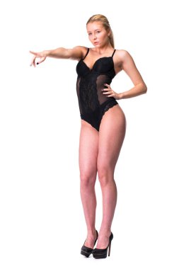 Beyaz arka plan üzerinde izole siyah Bikini sarışın genç güzel kadın