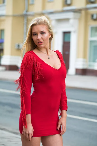 Portret Bliska Młodej Pięknej Blondynki Czerwonej Seksownej Sukience Wiosenna Ulica — Zdjęcie stockowe