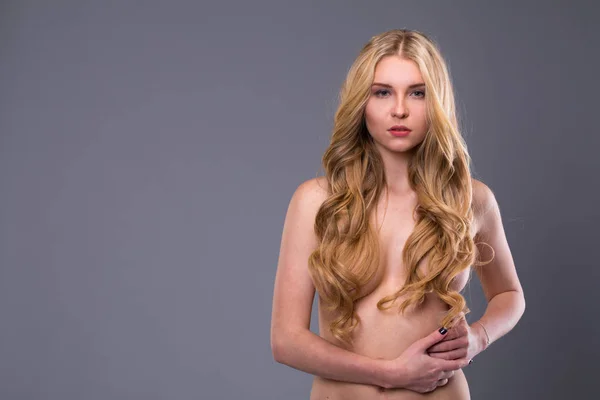 Mooie Fit Sensuele Topless Vrouw Geïsoleerd Witte Achtergrond — Stockfoto