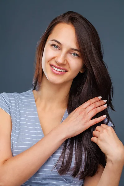 Närbild Porträtt Glad Vacker Brunett Kvinna Isolerade Grå Bakgrund — Stockfoto