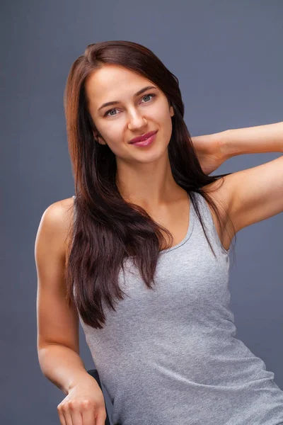 Close Portret Gelukkig Mooie Brunette Vrouw Geïsoleerd Een Grijze Achtergrond — Stockfoto