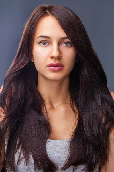 Cierre Retrato Mujer Morena Hermosa Feliz Aislado Sobre Fondo Gris —  Fotos de Stock