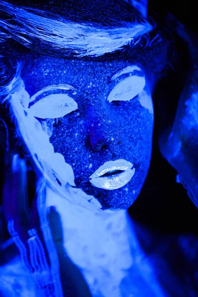 Портрет Молодої Дівчини Намальованої Ультрафіолетовій Фарбі — стокове фото