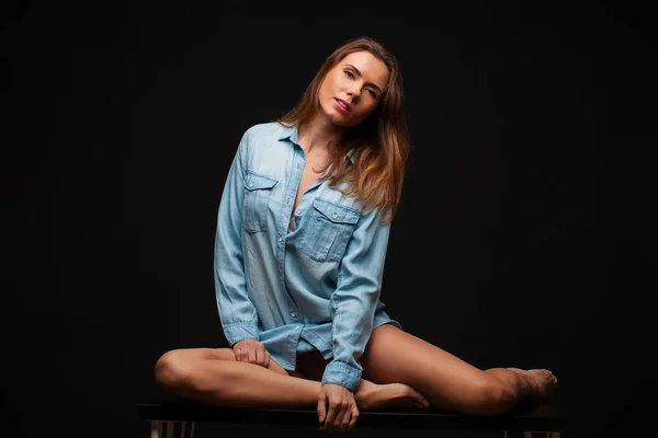 Retrato Uma Jovem Garota Sexy Uma Camisa Jeans Pernas Bonitas — Fotografia de Stock