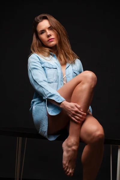 Portret Młodej Dziewczyny Sexy Dżinsowa Koszula Nagie Piękne Nogi Siedział — Zdjęcie stockowe