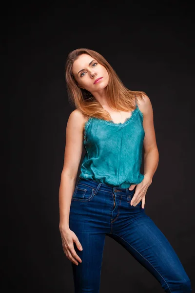 Strzelać Moda Młoda Seksowna Kobieta Dżinsach Zielona Bluzka Ciemnym Studio — Zdjęcie stockowe