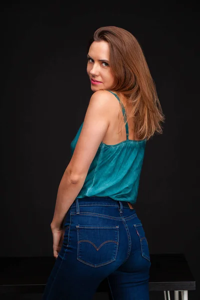 Sesión Moda Mujer Sexy Joven Pantalones Vaqueros Azules Blusa Verde —  Fotos de Stock