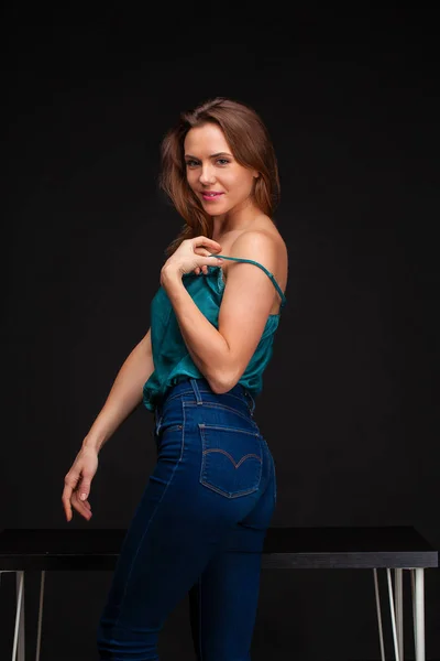 Mode Shoot Van Jonge Sexy Vrouw Spijkerbroek Groene Blouse Donkere — Stockfoto