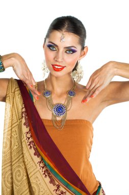 Kahverengi Hint Ulusal elbise sari Studio beyaz izole zemin üzerine beyaz esmer kadın 