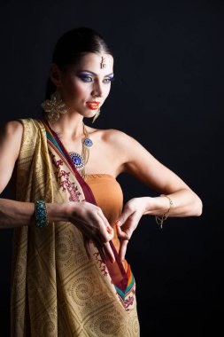 Kahverengi Hint Ulusal elbise sari karanlık studio arka planda beyaz esmer kadın 