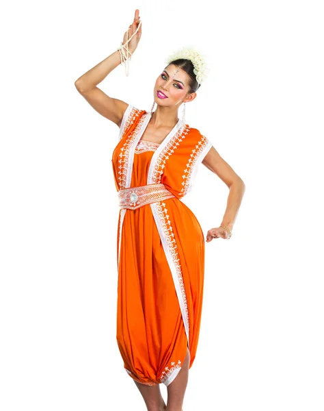 スタジオ分離白地でオレンジ色のインド民族衣装サリーで白人ブルネットの女性 — ストック写真