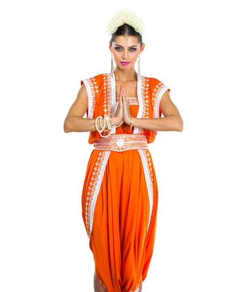 Kaukasische Brunette Vrouw Oranje Indiase Nationale Klederdracht Sari Studio Witte — Stockfoto
