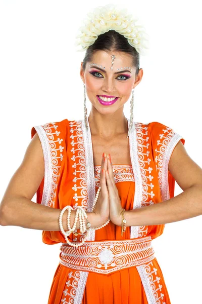 スタジオ分離白地でオレンジ色のインド民族衣装サリーで白人ブルネットの女性 — ストック写真