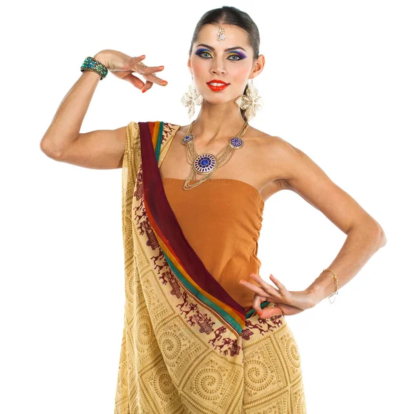孤立した白地のスタジオで茶色のインド民族衣装サリーで白人ブルネットの女性 — ストック写真