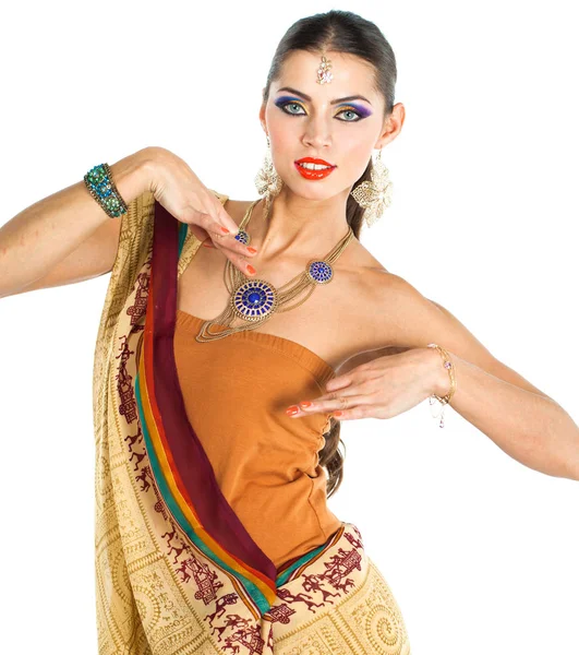 Mulher Morena Caucasiana Sari Vestido Nacional Indiano Marrom Estúdio Fundo — Fotografia de Stock