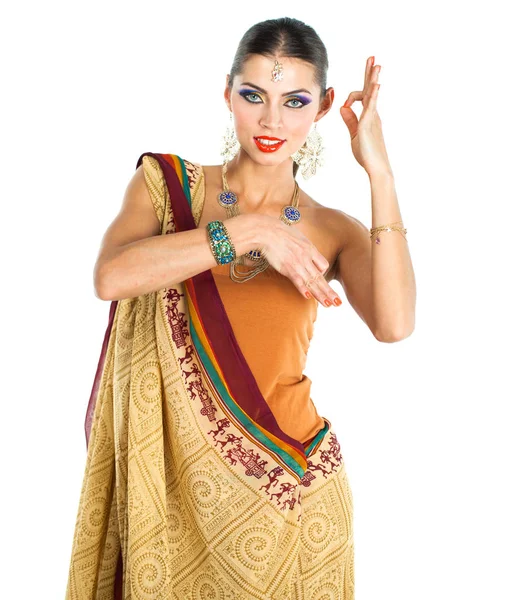 Kaukasische Brünette Frau Braunem Indischen Nationalkleid Sari Studio Auf Weißem — Stockfoto