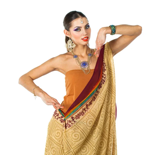 Mulher Morena Caucasiana Sari Vestido Nacional Indiano Marrom Estúdio Fundo — Fotografia de Stock