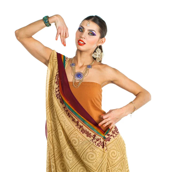 孤立した白地のスタジオで茶色のインド民族衣装サリーで白人ブルネットの女性 — ストック写真