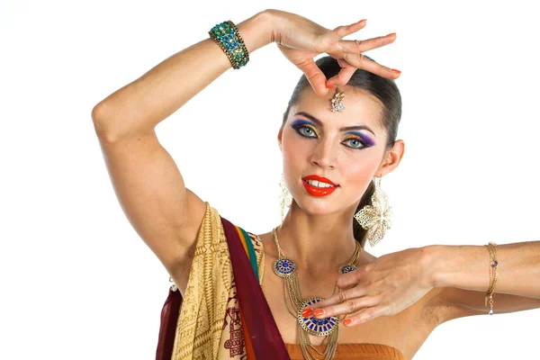 Kaukaski Kobieta Brunetka Brązowy Strój Narodowy Indyjskich Sari Studio Białym — Zdjęcie stockowe